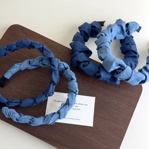 Vue détaillée de serre-têtes en tissu denim avec motifs tressés et plissés élégants