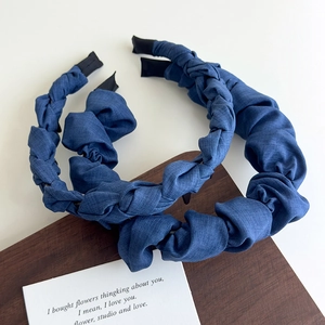 Détail de serre-têtes bleu denim tissés et plissés avec conception antidérapante