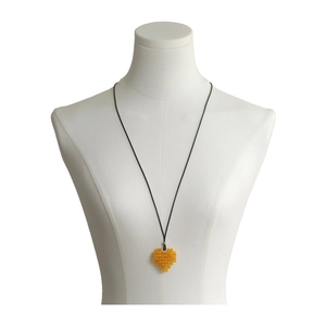 Collier fait main avec pendentif cœur perlé jaune vibrant sur cordon noir réglable