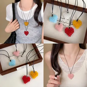 Collier Pendentif Cœur en Perles Fait Main Perles de Verre Acrylique Corde de Cire Chaîne de Pull Longue Réglable Bijoux Femme