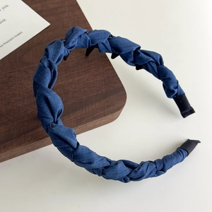 Détail de la texture en tissu denim bleu foncé torsadé sur le serre-tête antidérapant