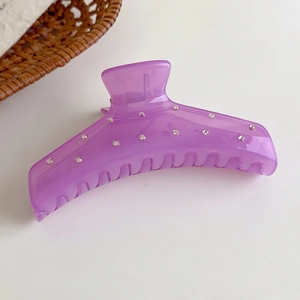 Detalle de la pinza de resina lavanda para el pelo con strass plateados y muelle metálico