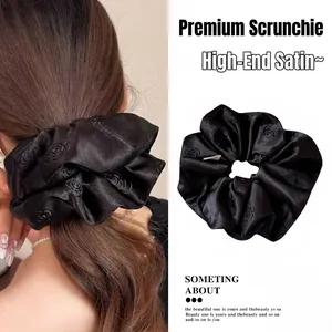 Elegante elastico in raso nero con motivi di rose in rilievo per acconciature donna