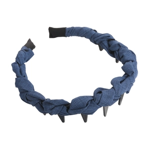 Serre-tête tressé en denim bleu avec dents antidérapantes noires sur fond blanc