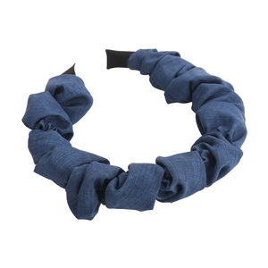 Vue de dessus d'un serre-tête large en jean bleu marine avec tissu plissé et embouts doux