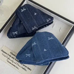 Pince à cheveux en denim bleu foncé avec pois blancs et design élégant de nœud papillon