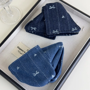 Pince à cheveux en jean bleu avec imprimés papillon blancs et rayures vintage