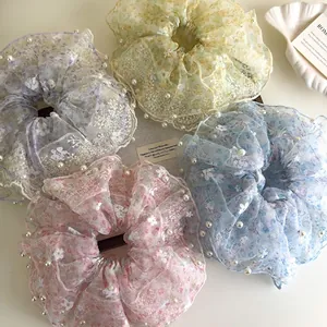 Kantbloem haarwokkels met parels in pastelkleuren voor elegante bloemrijke haarstijlen