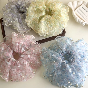 Romantische bloemen kant scrunchies met elegante parels in roze, blauw, groen en paars