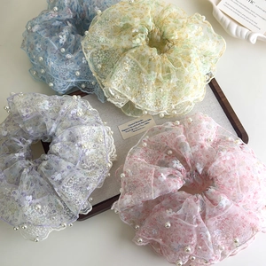 Kantbloem scrunchies met witte parels in de kleuren blauw geel paars en roze