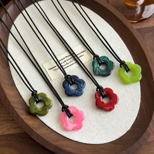 Collier Pendentif Fleur en Résine Douce pour Femmes Bijoux Floraux Texture de Marbre Creux Coloré Avec Chaîne en Cordon Ciré