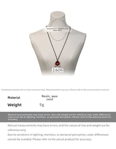 Détail du collier fleur rouge en acrylique avec cordon ciré noir réglable avec spécifications