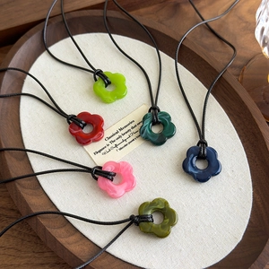 Colliers avec pendentifs fleurs évidées en acrylique coloré et cordon ciré noir en six tons
