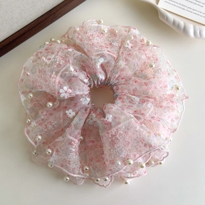 Detailopname van roze bloemen chiffon haarelastiekje met witte parels en kant