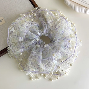 Detailopname van bloemen tule scrunchie met kantafwerking en witte parelversiering