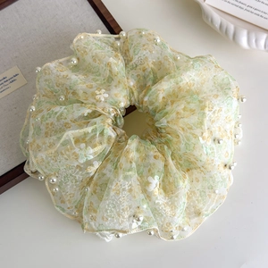Detail van elegante kanten haarelastiek met witte parels en transparante mesh stof