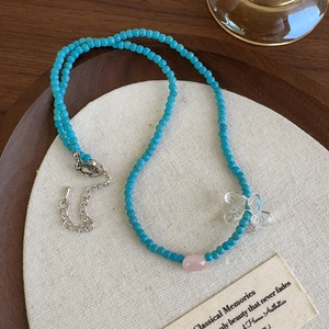 Collana di perline blu con fiore, accento rosa e chiusura in argento regolabile da donna