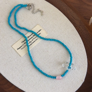 Collana di perline blu estiva con ciondolo a fiore traslucido e chiusura in argento