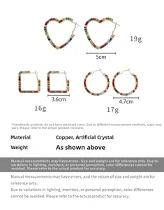 Détail de créoles en cristal coloré en formes de cœur, carré et rond style boho