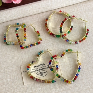 Boucles d'oreilles créoles en cristal coloré de formes carrée, ronde et cœur en fil doré