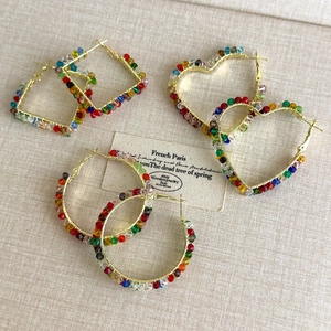 Boucles d'oreilles créoles en cristal coloré de formes cœur, carrée et ronde