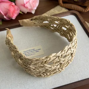 Cerchietto intrecciato a mano in paglia marrone chiaro per uno stile mare elegante donna