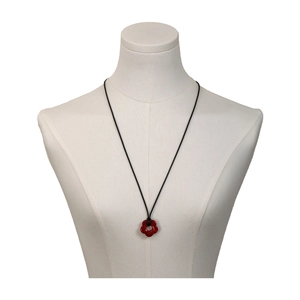 Collier à pendentif fleur creuse en acrylique coloré avec cordon noir pour femme