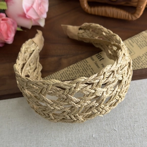 Cerchietto largo in paglia intrecciata beige con design traforato per look da spiaggia