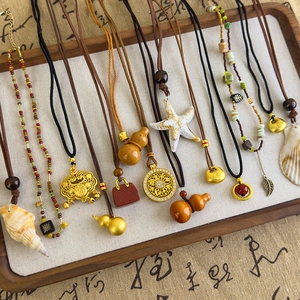 Collection de colliers ethniques rétro avec pendentifs coquillage et bois gravé