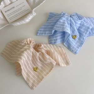 Chouchous rayés bleu et rose avec d'élégants accents de nœuds dorés en métal