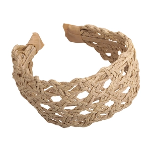 Cerchietto largo in paglia intrecciata beige traforata per un look vintage da spiaggia