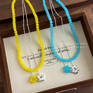 Collier Double Couche en Perles de Verre Avec Pendentif Fleur pour Femme Style Doux et Frais Chaîne de Clavicule en Alliage