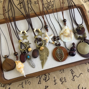 Colliers longs bohèmes ethniques avec perles de bois, coquillages et pendentifs rétro