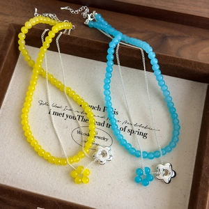 Collier double rang en perles de verre colorées avec pendentif fleur et chaîne argent