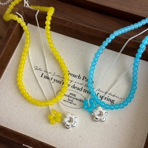 Collier double couche de perles avec pendentifs fleurs jaunes et bleus dans un écrin