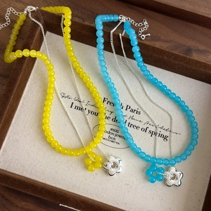 Collier double rang de perles avec pendentif fleur coloré et chaîne argentée ajustable