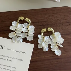Elegante Ohrringe mit Muschelblüten und goldenen Quasten in weißem Schichtdesign für Damen