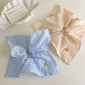 Grand Chouchou en Tissu Rayé Frais Coréen Avec Breloque Nœud en Métal Doré Bandeau Élastique Doux Attache Cheveux Mode