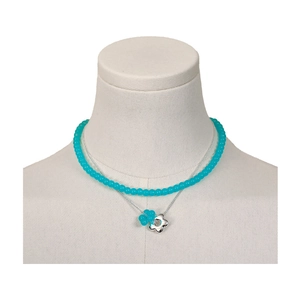 Collier double rang avec perles de verre bleues et pendentif fleur sur un mannequin