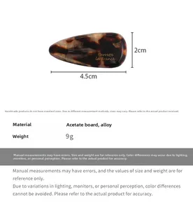 Détail de la barrette goutte en acétate avec motif écaille de tortue et alliage métallique