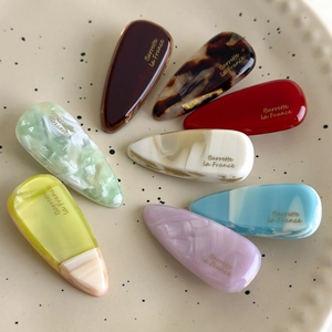 Lot de huit barrettes en acétate coloré en forme de goutte avec texture marbrée dorée