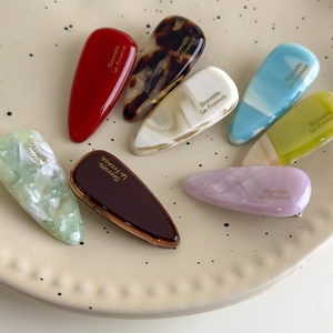 Lot de huit barrettes en acétate coloré en forme de goutte avec lettrage doré chic