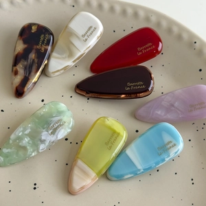 Lot de huit barrettes en acétate coloré en forme de goutte avec lettrage doré élégant