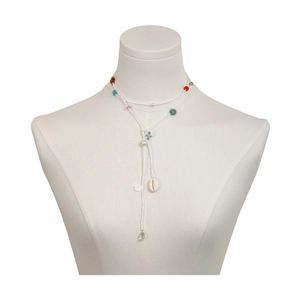 Collier bohème en perles colorées avec coquillages et perles sur un mannequin blanc