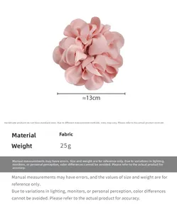 Vue détaillée de l'accessoire fleur en tissu rose avec texture satinée et diamètre de 13cm