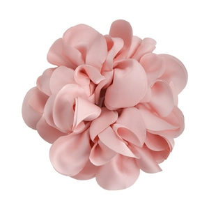 Chouchou floral multicouche en satin rose avec texture brillante sur fond blanc épuré