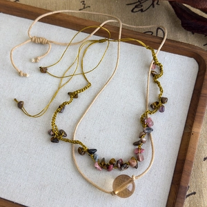 Détail du collier ethnique fait main avec pierres naturelles et pendentif en perle