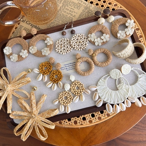 Böhmisches Set mit handgefertigten Strohohrringen aus Bastgewebe und Muscheln