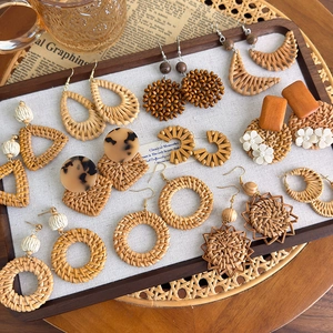 Handgefertigtes Boho-Stroh-Ohrringe-Set mit geflochtenem Rattan und Holzperlen für den Strand