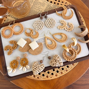 Böhmische handgefertigte Stroh- und Rattan-Ohrringe im Set mit Muscheln und Holzperlen